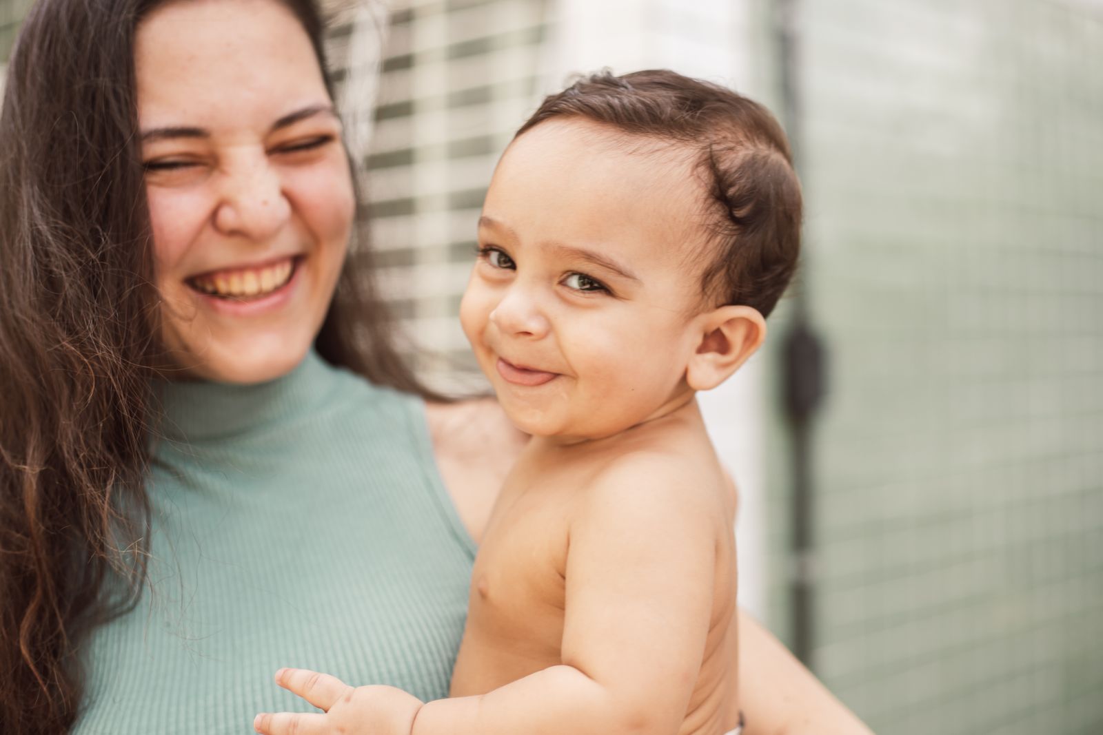 Una madre y su bebé sonríen juntos